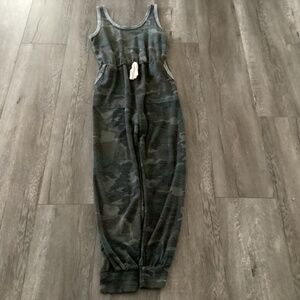 Camouflage Jumper, Size Medium,  Color Green